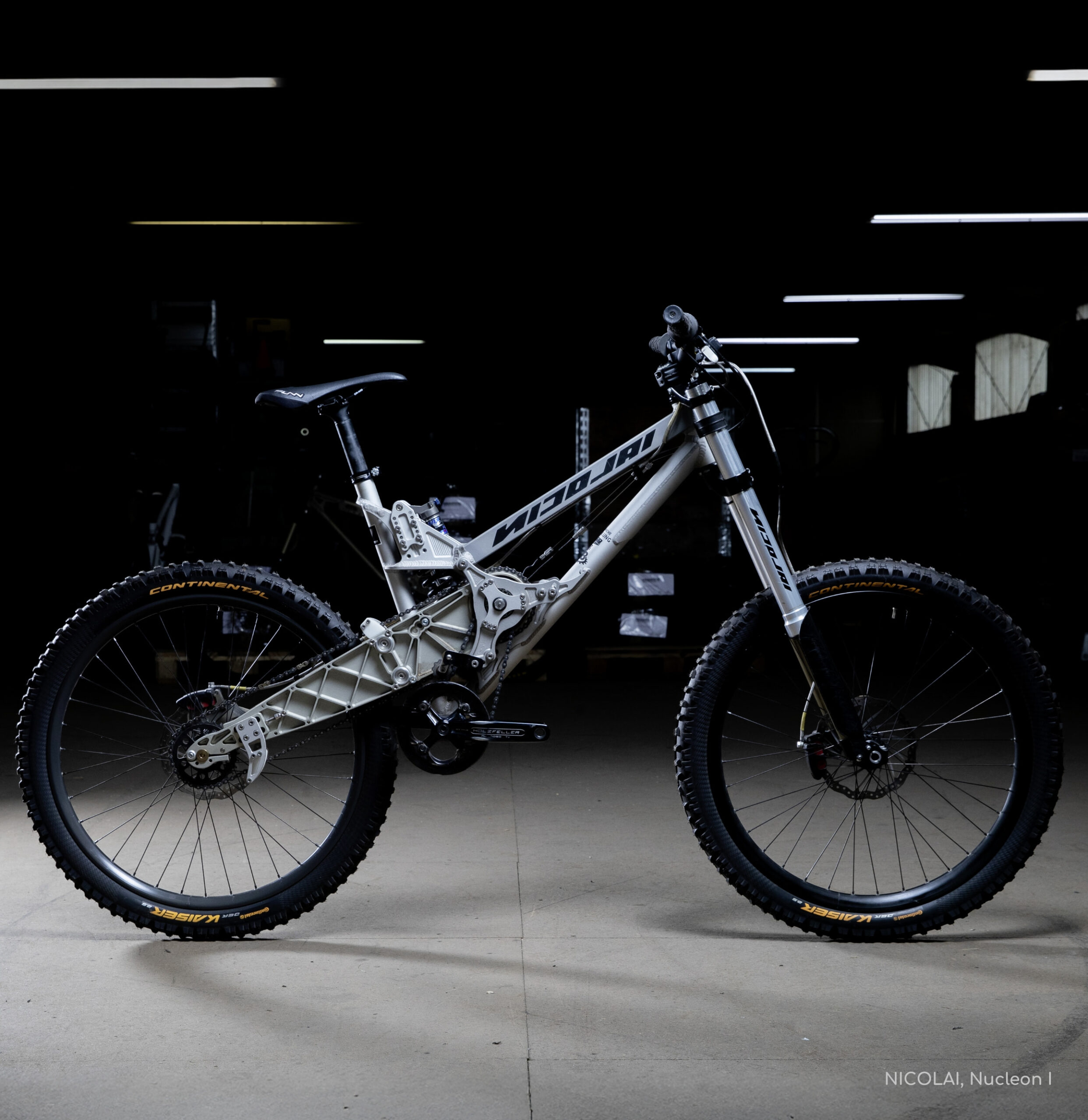 Modernes vollgefedertes Mountainbike vor dunklem Hintergrund im Studio.